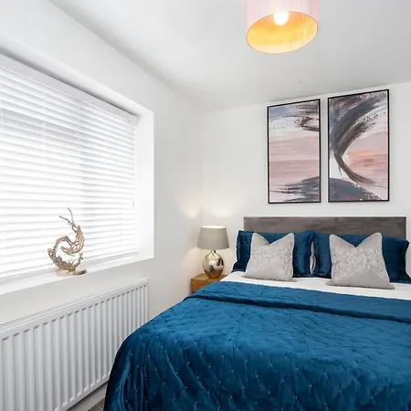 Piccadilly Place - 3 Bedroom House *