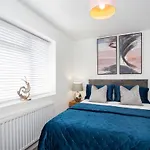 Piccadilly Place - 3 Bedroom House *