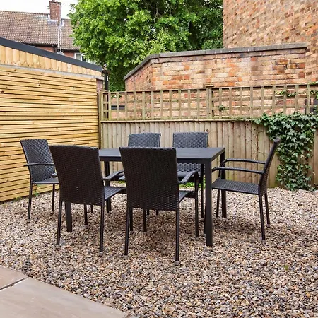 Piccadilly Place - 3 Bedroom House